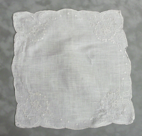 12 X 12 WHITE LINEN

LIGHT GRAY EMBROIDERY

SCALLOPED BORDER

$15.00